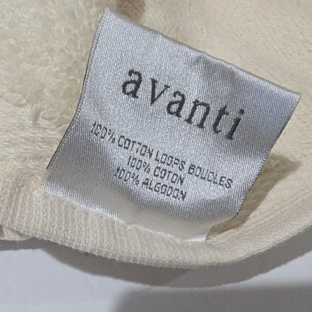 Avanti Floral Embroidered Finger Towels. Lot Of Two.